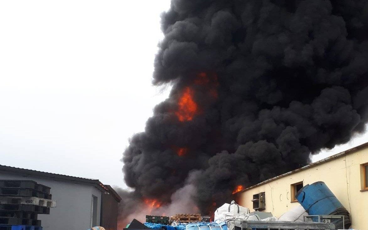 Chełmek. Policjanci brali udział w akcji – ratowniczo gaśniczej na terenach przemysłowych