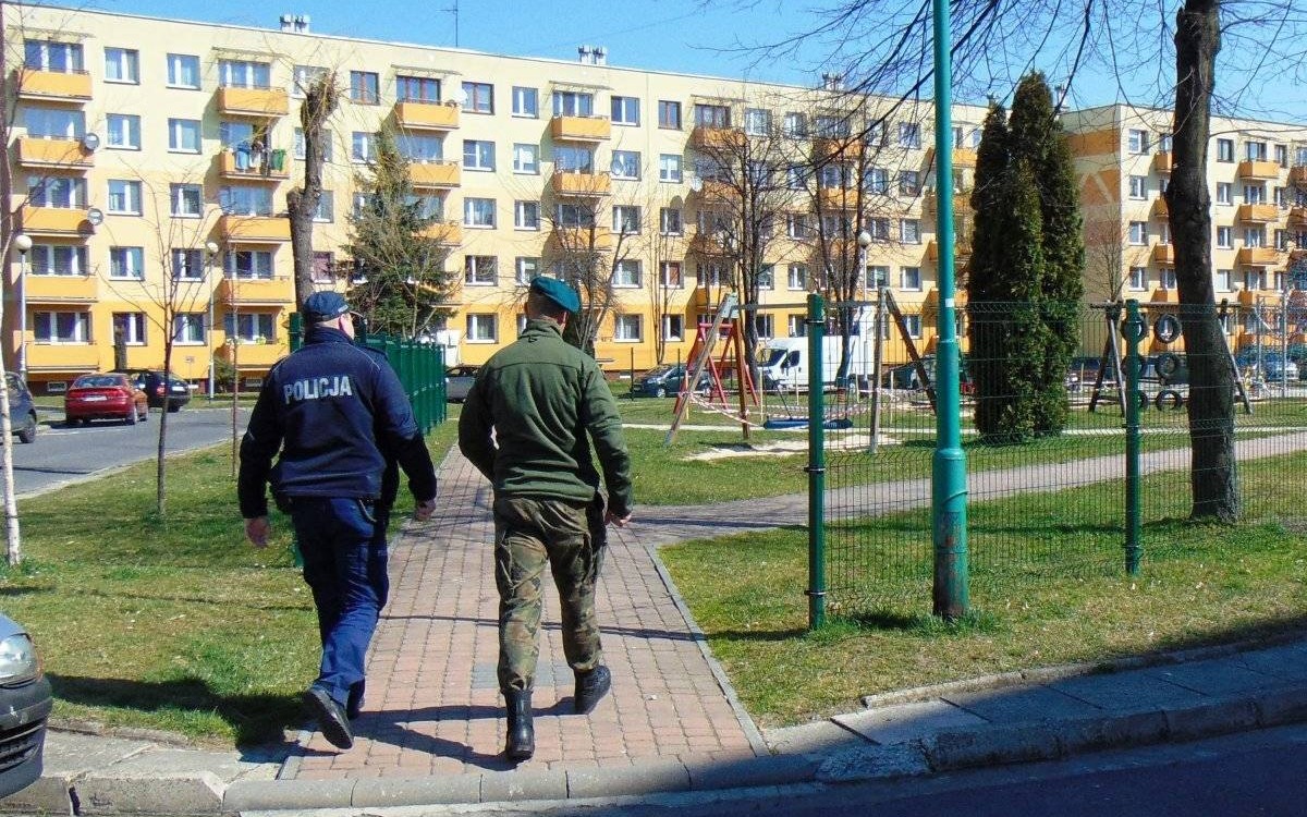 Powiat oświęcimski. Akcja "Zima". Dzielnicowy wraz z żołnierzem WOT interweniowali wobec mężczyzny śpiącego na przystanku autobusowym. Na sytuacje zagrażajace życiu i zdrowiu wzorowo reagują również mieszkańcy.