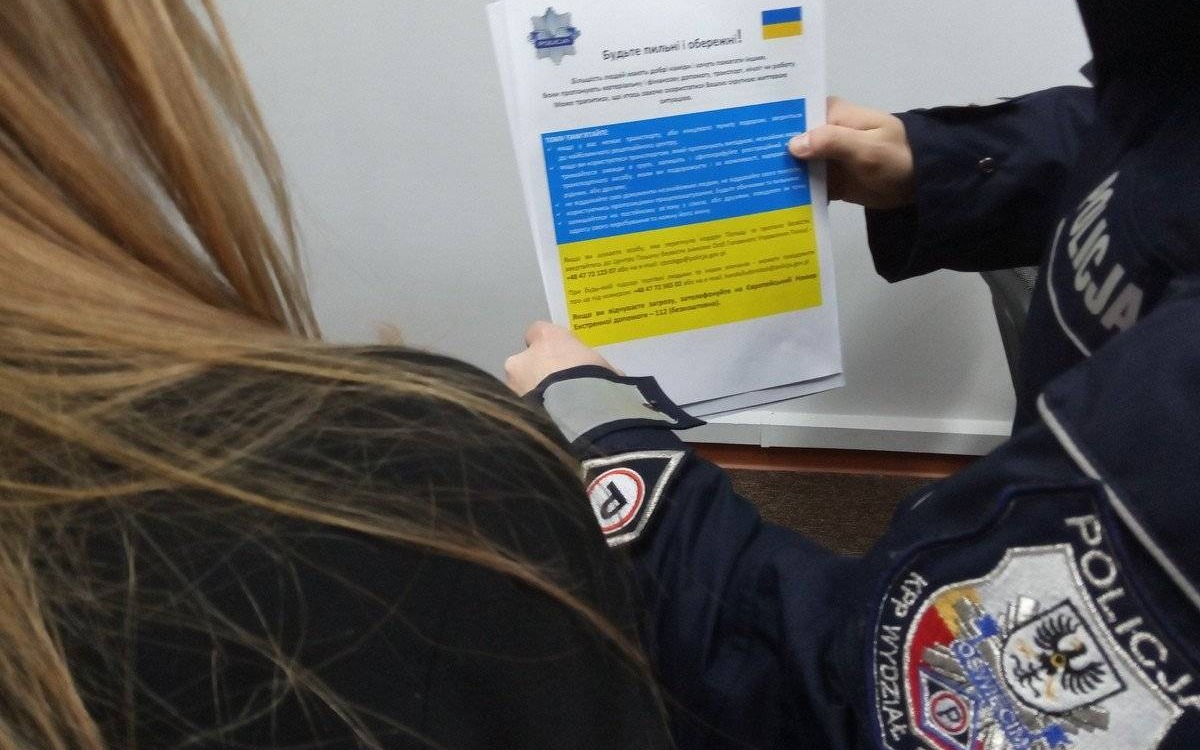 Powiat oświęcimski. Policjanci czuwają nad bezpieczeństwem uchodźców z Ukrainy i przestrzegają ich przed zagrożeniami