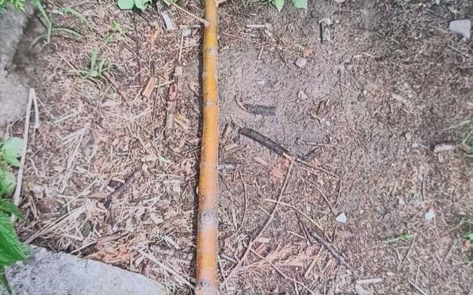 Zator. Policjanci namierzyli chuligana, który siekierą zniszczył drzewo na nowym skwerze