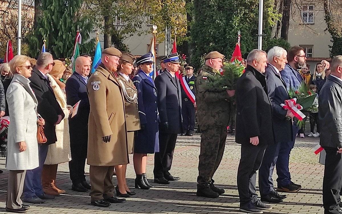 Oświęcim. Oddali hołd bohaterom i dbali o bezpieczeństwo podczas obchodów 104. rocznicy odzyskania Niepodległości