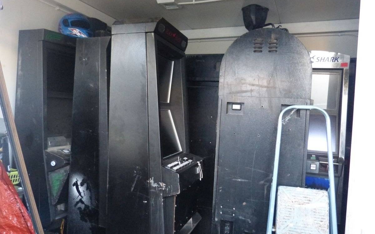 Gmina Brzeszcze. Policjanci ujawnili narkotyki i zabezpieczyli 27 automatów do gier hazardowych