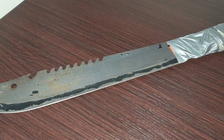 Oświęcim. Osiedlowy agresor groził maczetą. Trafił do aresztu.