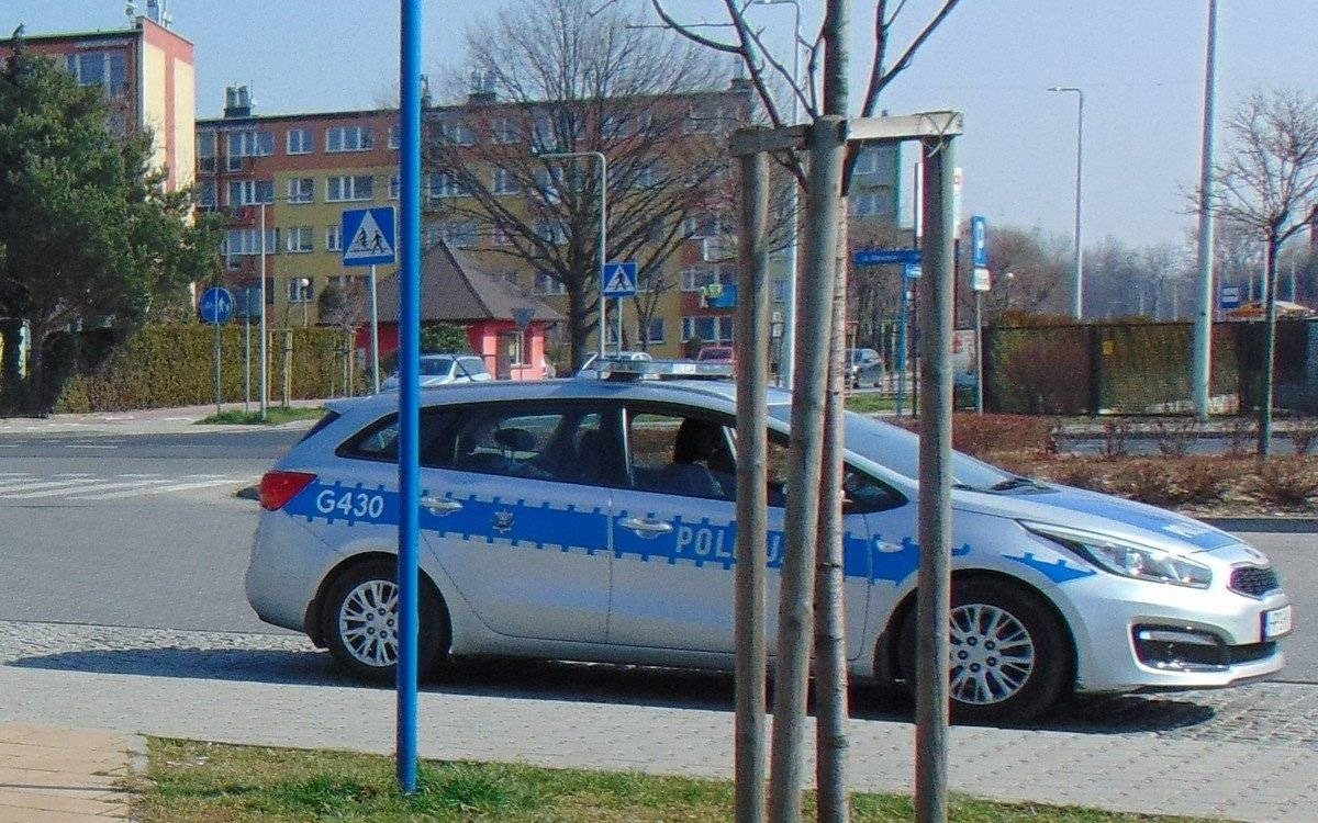 Oświęcim. Miał pod opieką roczne dziecko i zasypiał na ławce przy placu zabaw