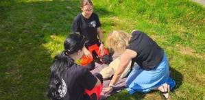 Powiat oświęcimski. „Bezpieczne wakacje”. Policjanci oraz uczennice powiatowej „6” uczyli bezpieczeństwa na drodze i pierwszej pomocy.