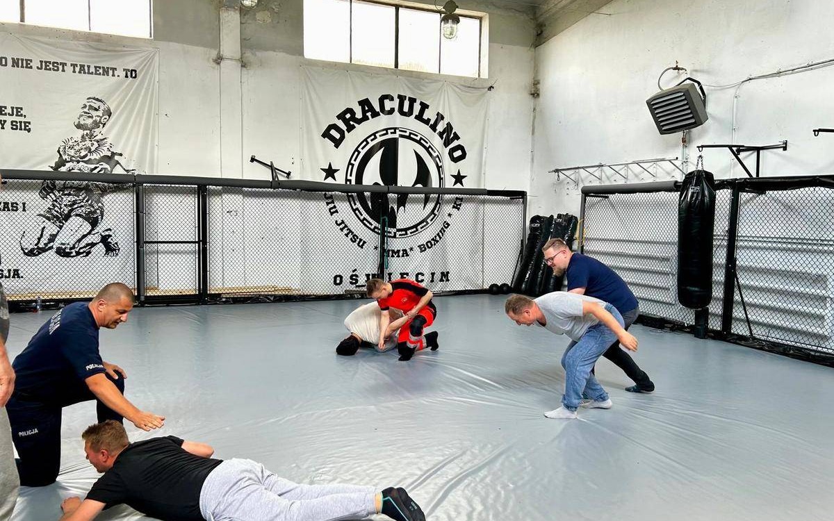 Oświęcimscy policjanci szkolą ratowników medycznych z samoobrony