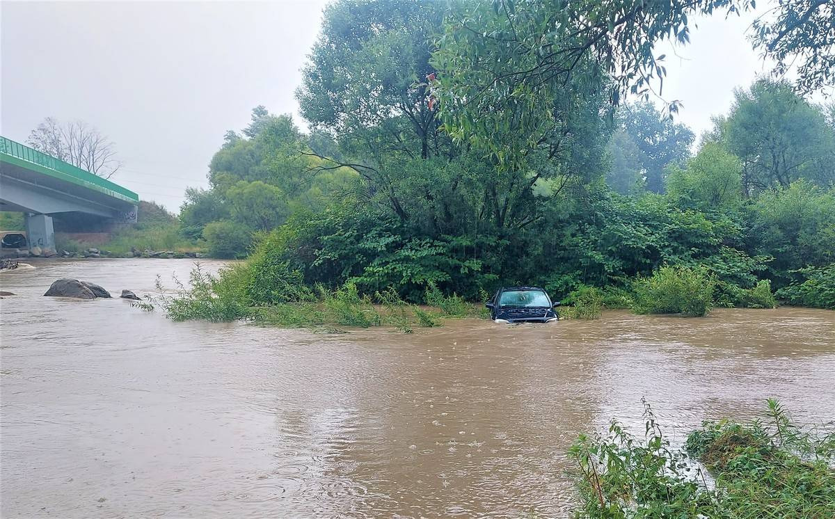 Gmina Kęty. Samochód w rzece. Pilna interwencja służb.