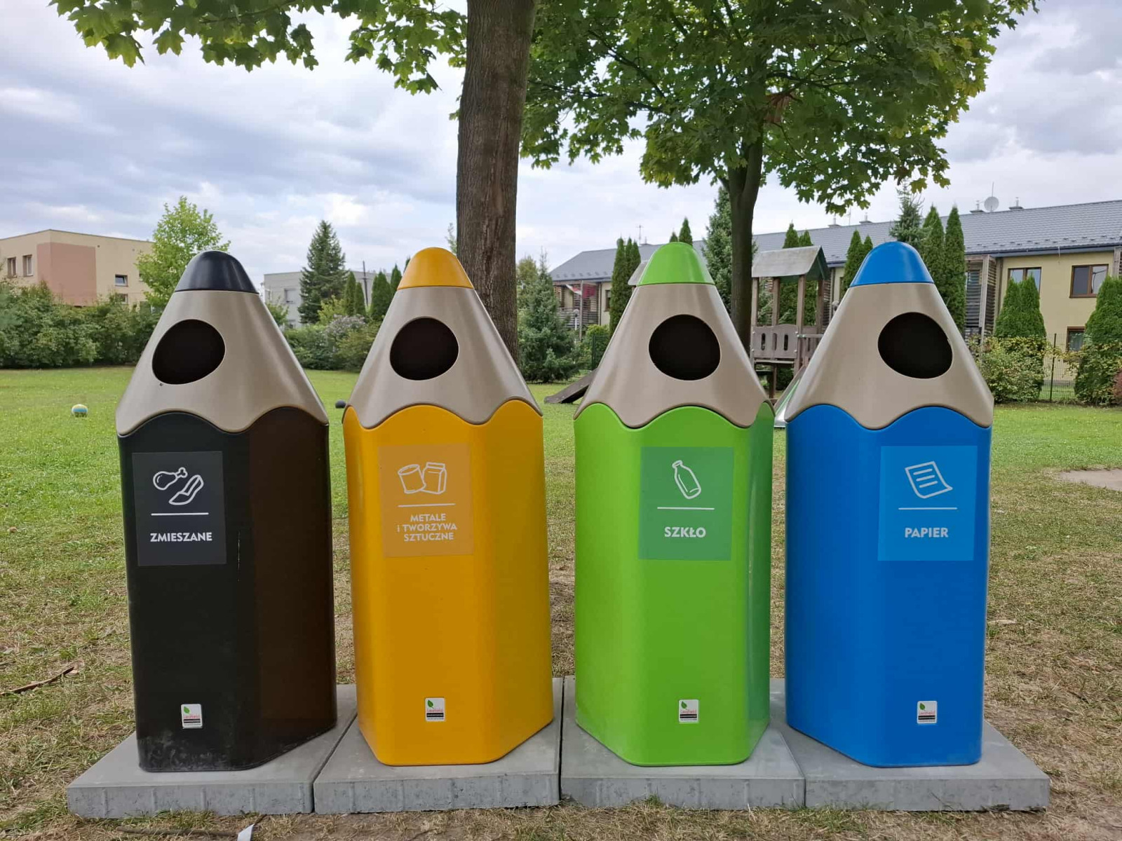 Oświęcim. Pojemniki – kolorowe kredki mają uczyć dzieci recyklingu i zachęcać do ekologicznego stylu życia.