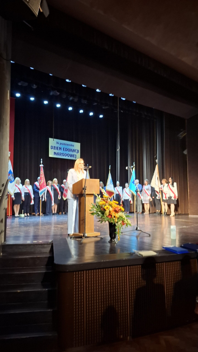 Oświęcim. Nagrody i awanse zawodowe dla nauczycieli w dniu ich święta