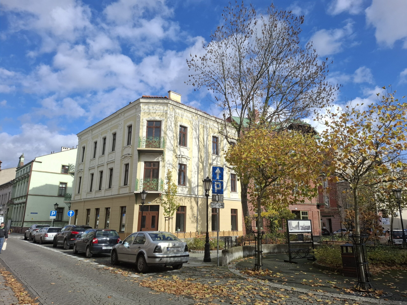 Oświęcim. Prawdziwa ozdoba oświęcimskiej starówki. Po rewitalizacji kamienice przy ul. Mickiewicza 2 do 4 prezentują się bardzo okazale