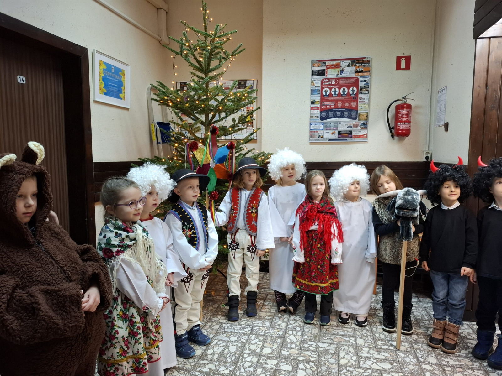 Oświęcim. Choinka w urzędzie gotowa na Boże Narodzenie. Ubrały ją starszaki z Miejskiego Przedszkola nr 16