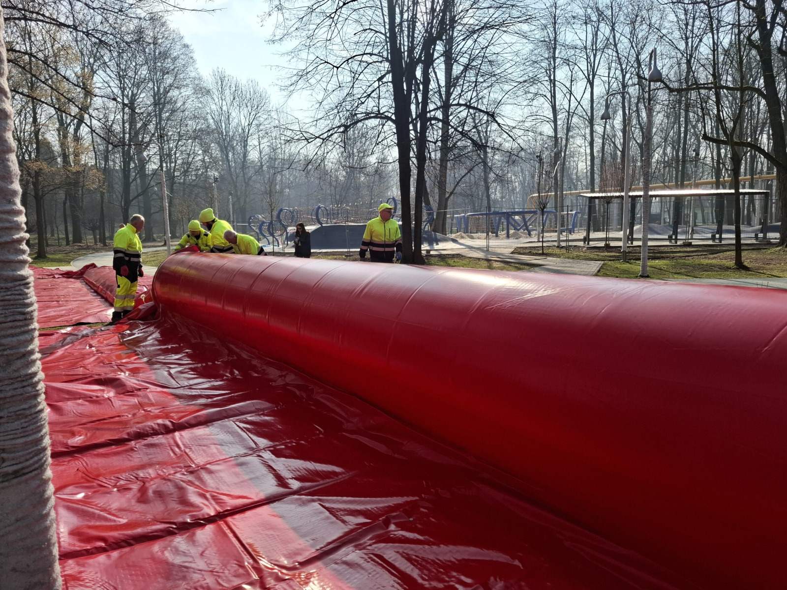 Oświęcim. Miasto wzmacnia ochronę przeciwpowodziową. Na Bulwarach przetestowano nowe rękawy