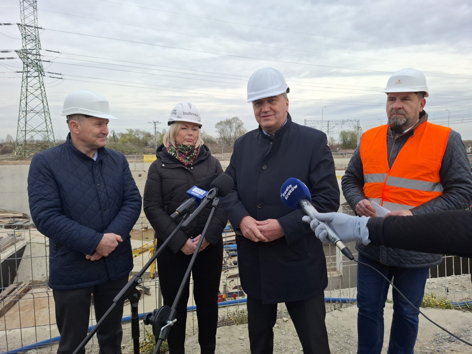 Oświęcim. Ogromny segment wciskany pod tory kolejowe przy ul. Ostatni Etap