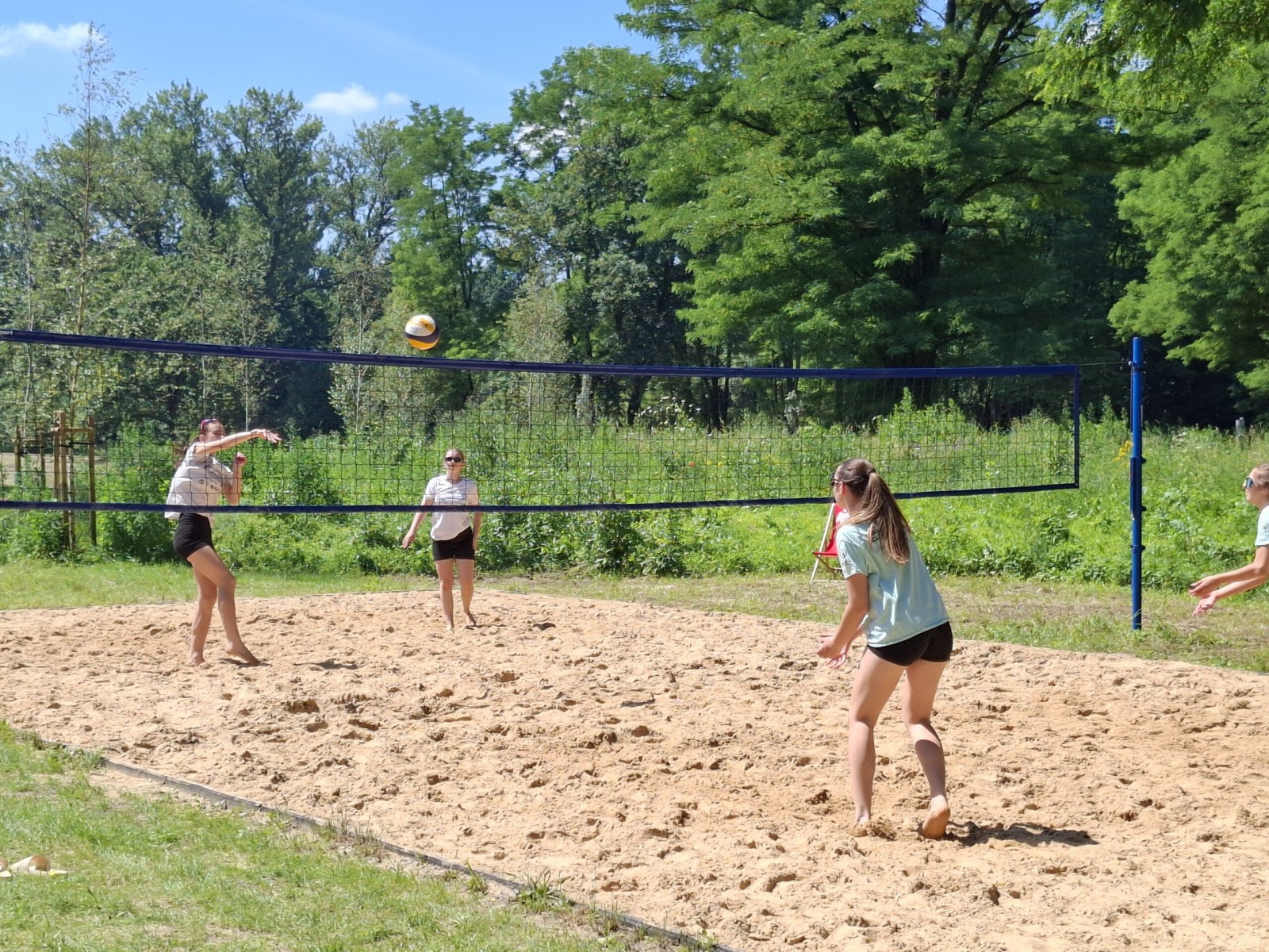 Oświęcim. Sportowe emocje nad Sołą. Turniej siatkówki plażowej dziewcząt na bulwarach