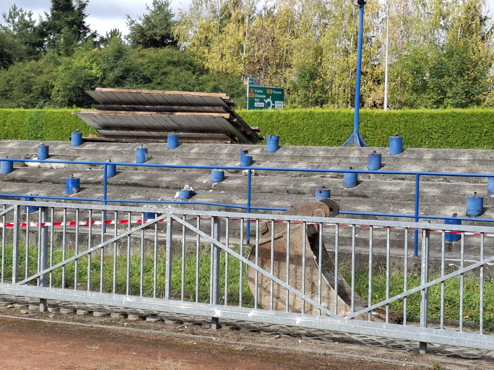 Oświęcim. Koniec pewnej epoki na stadionie. Stara trybuna ustępuje miejsca nowej