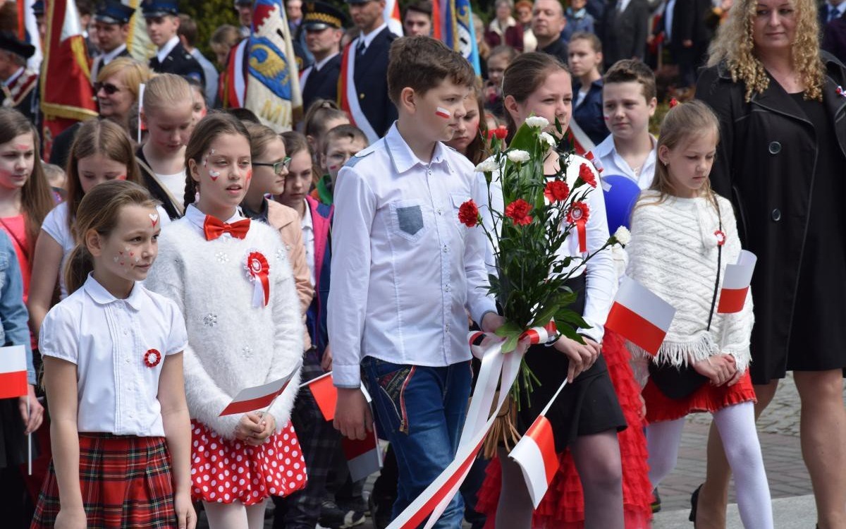 Mieszkańcy Oświęcimia manifestowali radość i przywiązanie do historii podczas święta Konstytucji 3 maja
