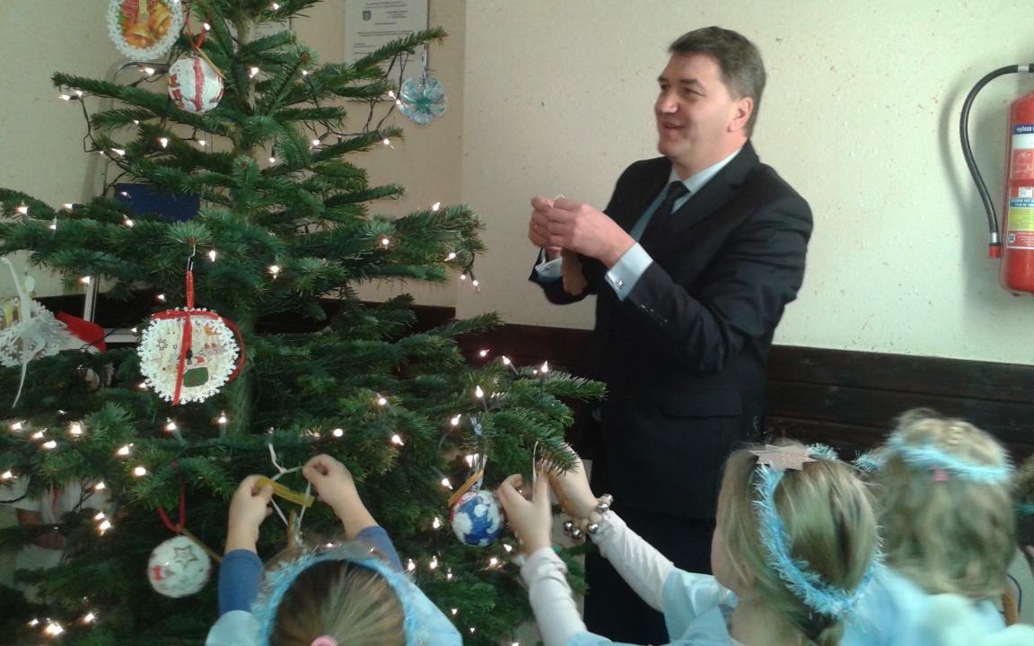 Świąteczny nastrój w urzędzie. Przedszkolaki ubrały choinkę