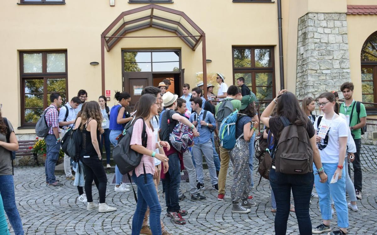 Kolejne grupy zwiedzają Oświęcim