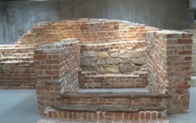 Miasto odnawia historyczne obiekty w Rynku Głównym