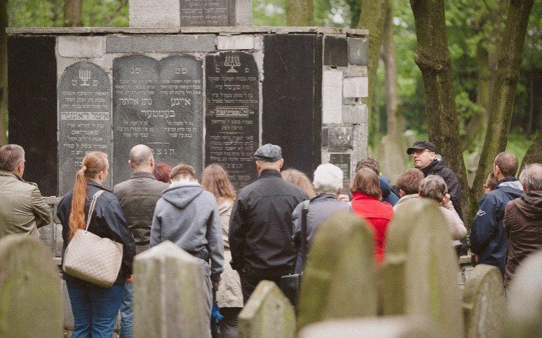 Zwiedzanie cmentarza żydowskego z przewodnikiem