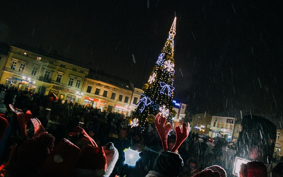 Św. Mikołaj zapalił choinkę na rynku. To znak, że niedługo święta