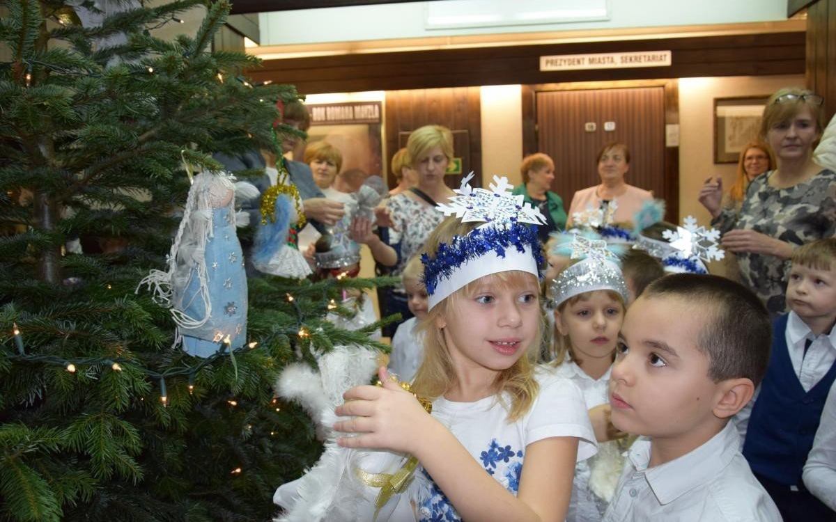 "Anielska" choinka stoi w holu urzędu miasta. Dekorowały ją dzieci z przedszkoli