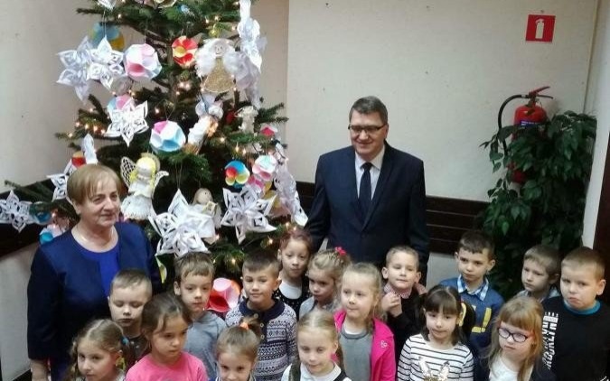 Oświęcim. Dzieci z przedszkoli dekorowały choinkę w urzędzie