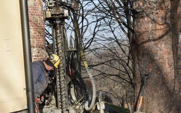 Oświęcim. Specjalistyczna firma zabezpiecza wzgórze zamkowe