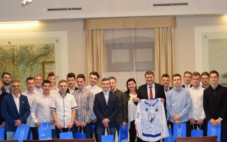 Oświęcim. Hokejowi mistrzowie Polski juniorów spotkali się z prezydentem Oświęcimia