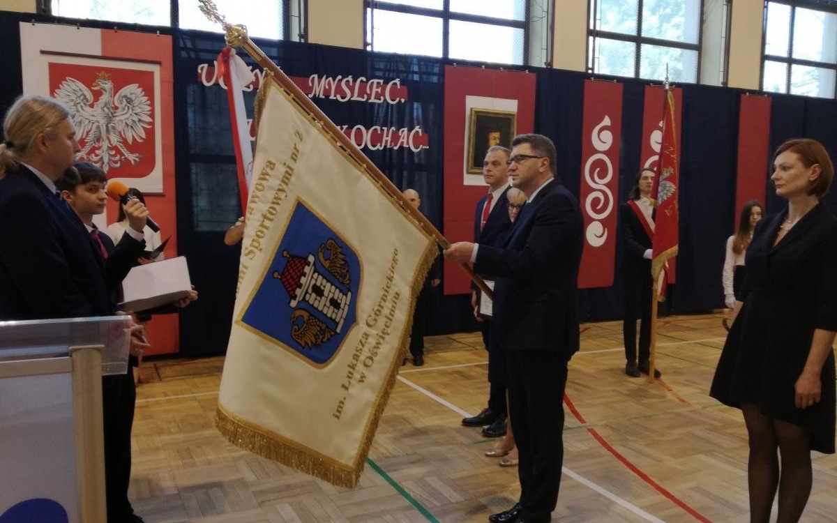 Oświęcim. Nowy sztandar dla Szkoły Podstawowej nr 2