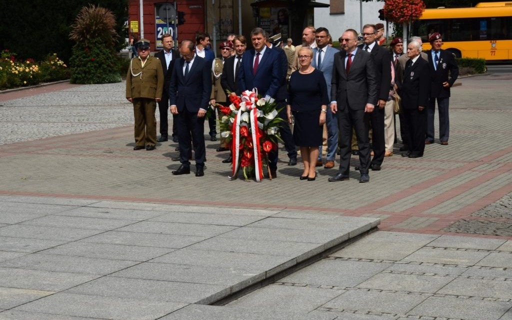 Oświęcim. Złożyli kwiaty w Święto Wojska Polskiego i rocznicę Bitwy Warszawskiej