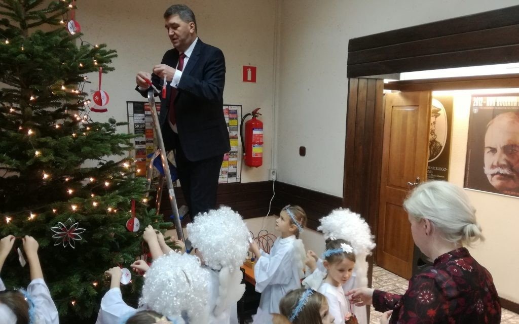 Oświęcim. Małe aniołki udekorowały urzędową choinkę