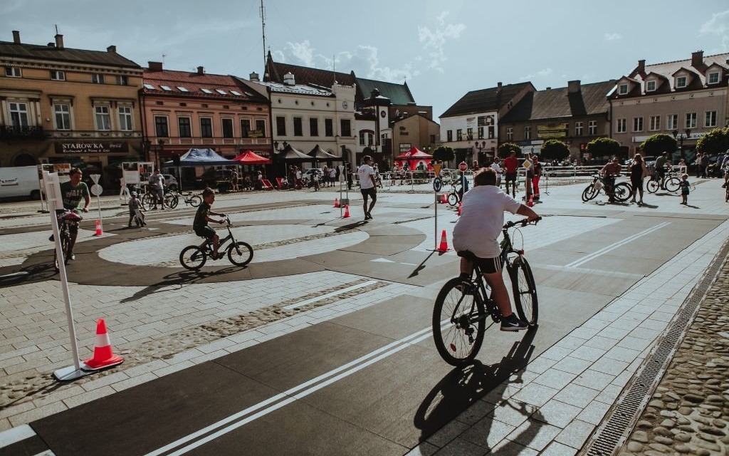 Oświęcim. Start trzeciego etapu Karpackiego Wyścigu Kurierów 3 maja z oświęcimskiego rynku