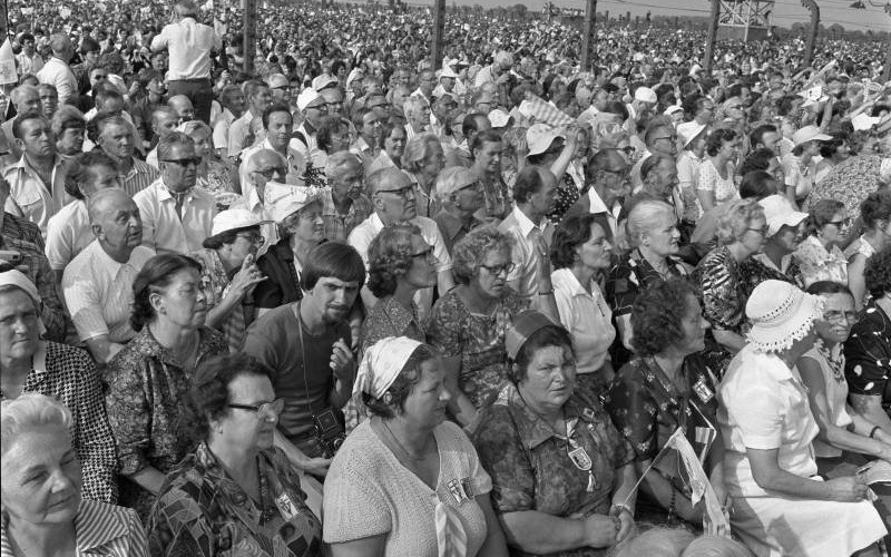 Oświęcim. Wystawa nawiązująca do wizyty Jana Pawła II w parku na Zasolu