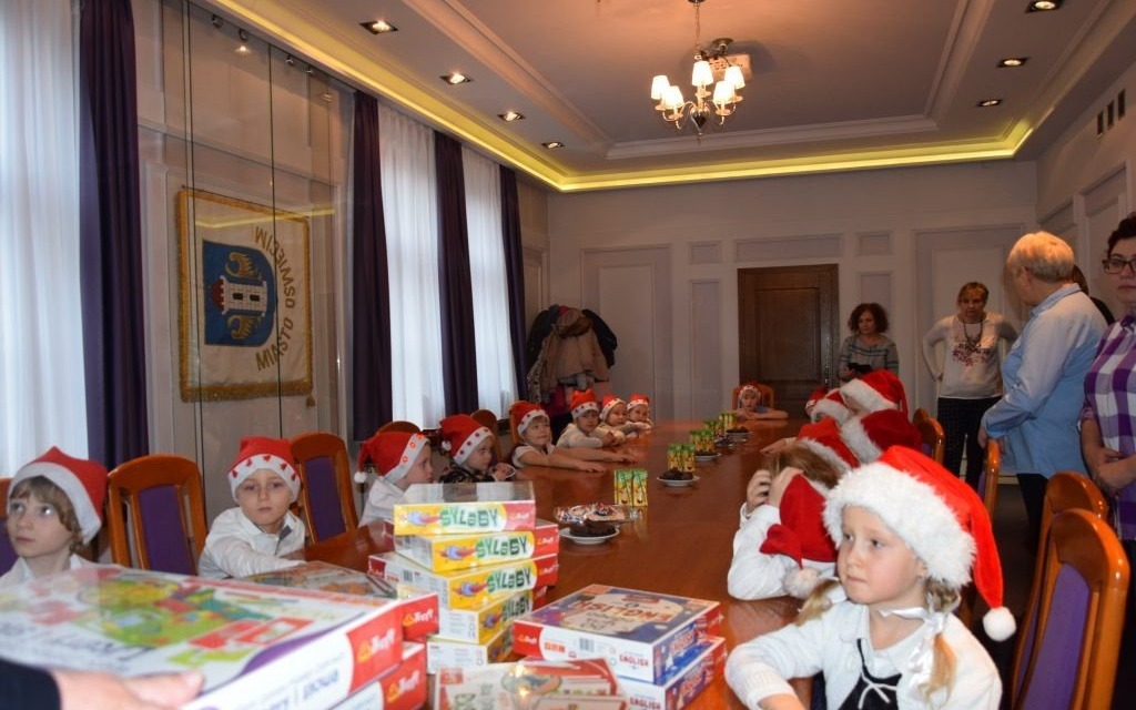 Oświęcim. Dzieci z miejskich przedszkoli ubierały choinkę w urzędzie