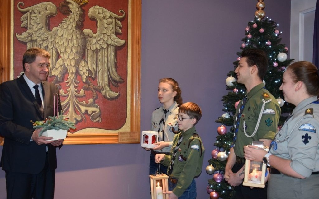 Oświęcim. „ Światło, które daje moc” jest już w Urzędzie Miasta