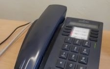 Oświęcim. JESTEŚ SAMOTNY? NIE MASZ Z KIM POGADAĆ? SPECJALIŚCI SŁUŻĄ TELEROZMOWĄ, A PRACOWNICY MOPS UDZIELAJĄ INFORMACJI W ZWIĄZKU Z AKTUALNĄ SYTUACJĄ ZAGROŻENIA EPIDEMICZNEGO