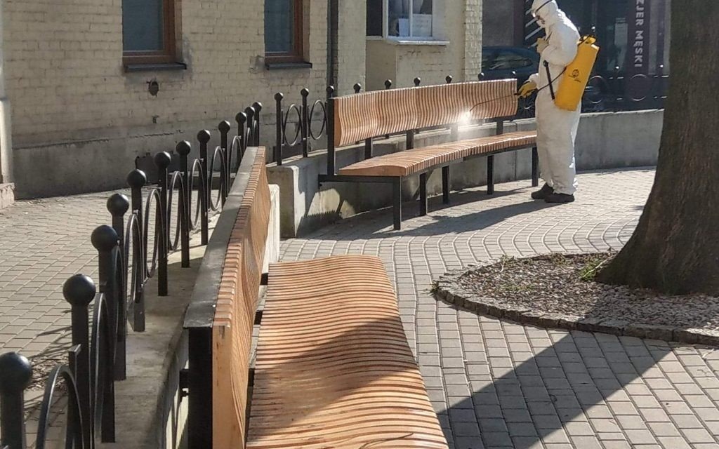 Oświęcim. Zdezynfekowano wiaty przystankowe i ławki