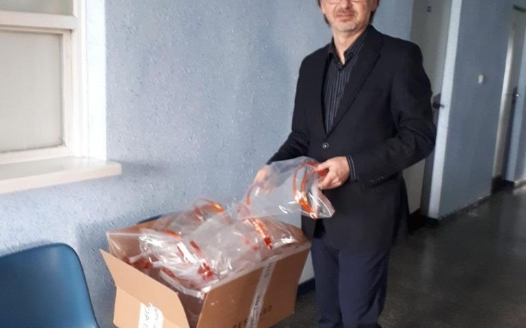 Oświęcim. W Radzie Osiedla Stare Stawy drukują przyłbice chroniące personel medyczny przed potencjalnym zakażeniem koronawirusem