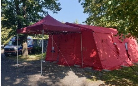 Oświęcim. Punkt poboru wymazów w namiocie przy bramie wjazdowej do szpitala