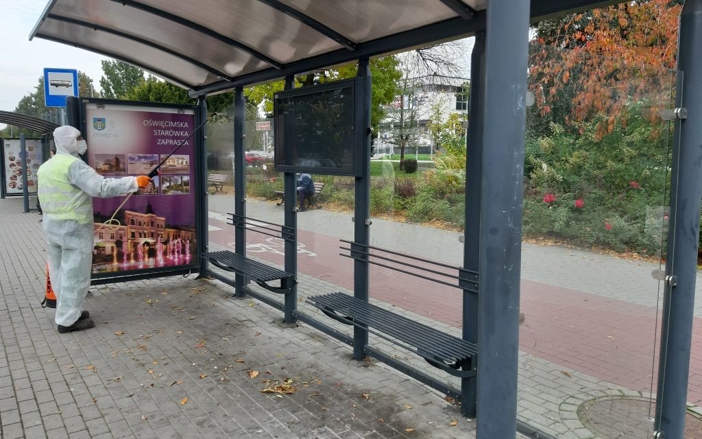 Oświęcim. Służby komunalne dezynfekują przestrzeń publiczną