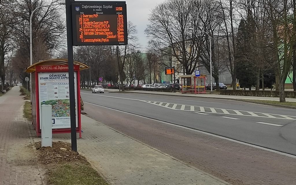 Oświęcim. Ledowe ekrany wyświetlają informacje dla pasażerów komunikacji miejskiej