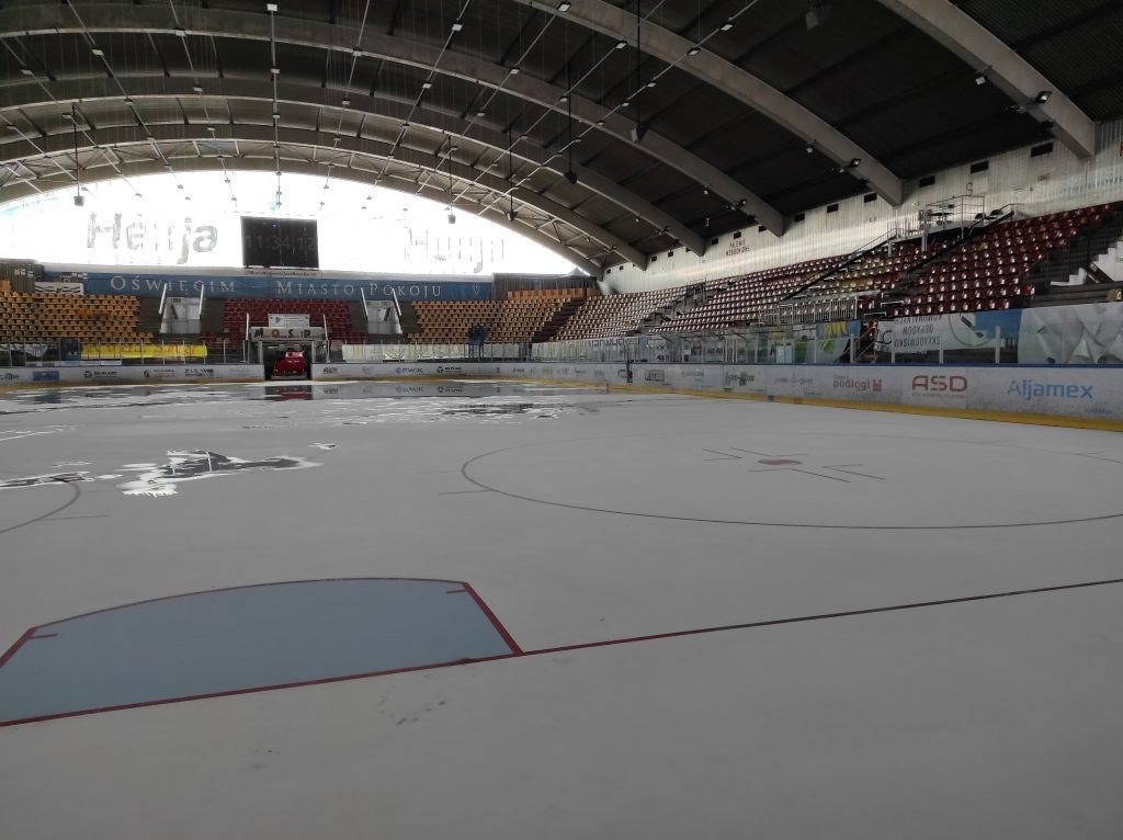 Oświęcim. Prezydent napisał pismo do wojewody w sprawie punktu szczepień w hali lodowej