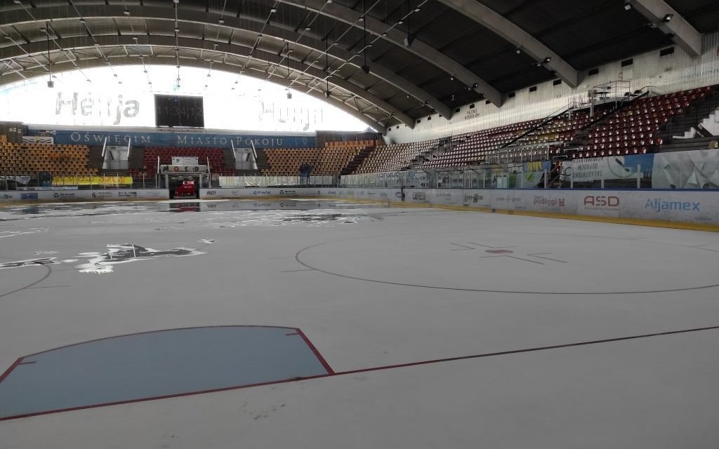 Oświęcim. Powszechne szczepienia w hali lodowej. 400 zastrzyków dziennie