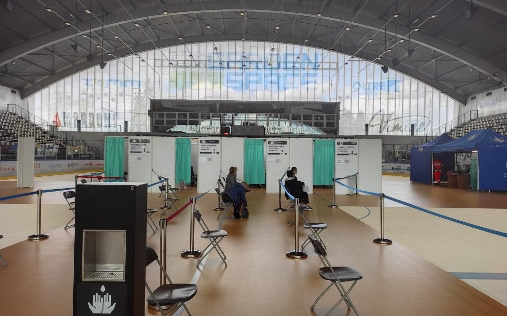 Oświęcim. Szczepimy się ! Szczepienia w Oświęcimskim Centrum Szczepień idą pełną parą