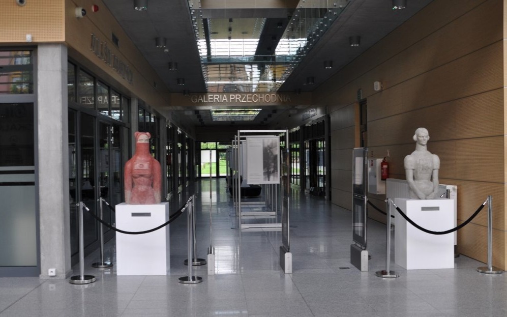 Rzeźby Agaty Agatowskiej na stałe w oświęcimskiej bibliotece