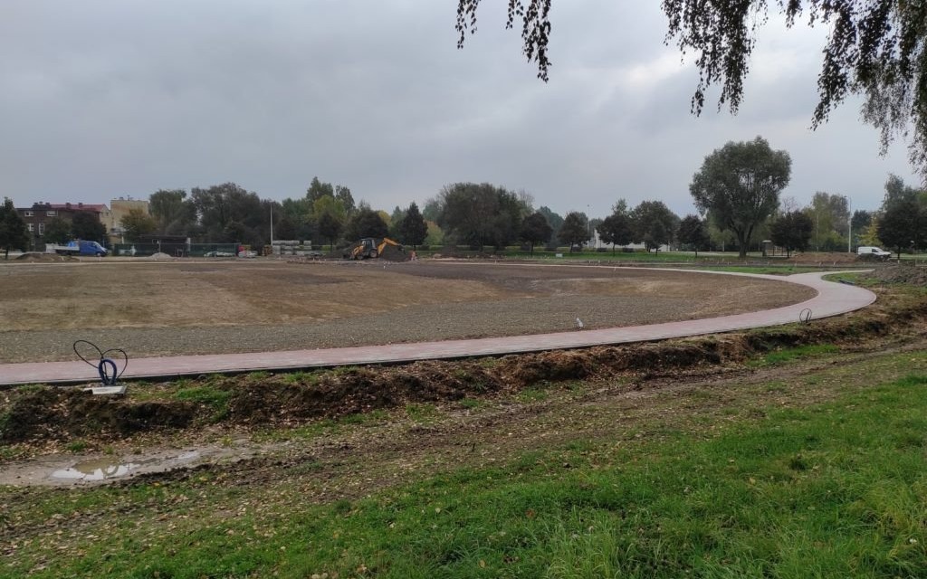 Oświęcim. W parku na Zasolu prowadzone są prace związane z jego poszerzeniem