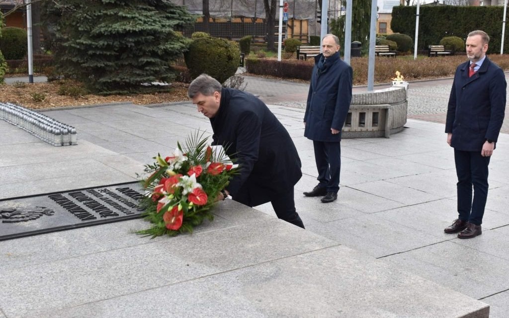 Oświęcim. Złożono kwiaty jako wyraz pamięci o ofiarach katastrofy pod Smoleńskiem