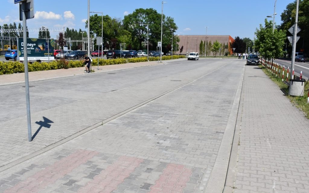 Oświęcim. Plac przed dworcem PKP już po modernizacji