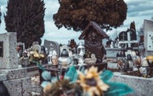 Oświęcim. Zmiany w zasadach wynajmu pasa drogowego przy cmentarzu komunalnym w okresie Wszystkich Świętych